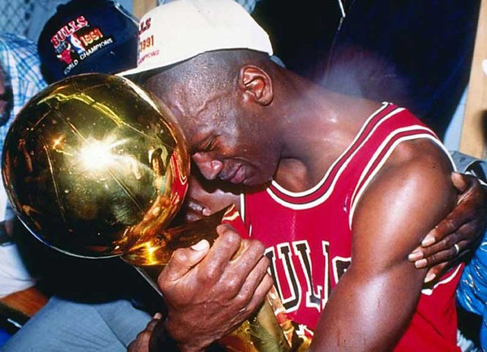 Chicago Bulls 1989 – 1998: Với Michael Jordan đã có trong đội hình 5 năm trước và sự xuất hiện của Scottie Pippen cùng HLV Phil Jackson, Chicago Bulls thiết lập hai “Three-peat” (ghép của “Three” và “repeat”). Lần thứ nhất, Jordan đưa Bulls tới 3 chức vô địch NBA liên tiếp giai đoạn 1991-1993. Jordan giải nghệ và Bulls trải qua 2 năm không danh hiệu, cho tới khi MJ trở lại vào năm 1995. Họ lập lên “Three-peat” thứ hai với 3 chức vô địch từ 1996 tới 1998, trong đó có kỷ lục chiến thắng 72-10 trong mùa giải 1995-96.